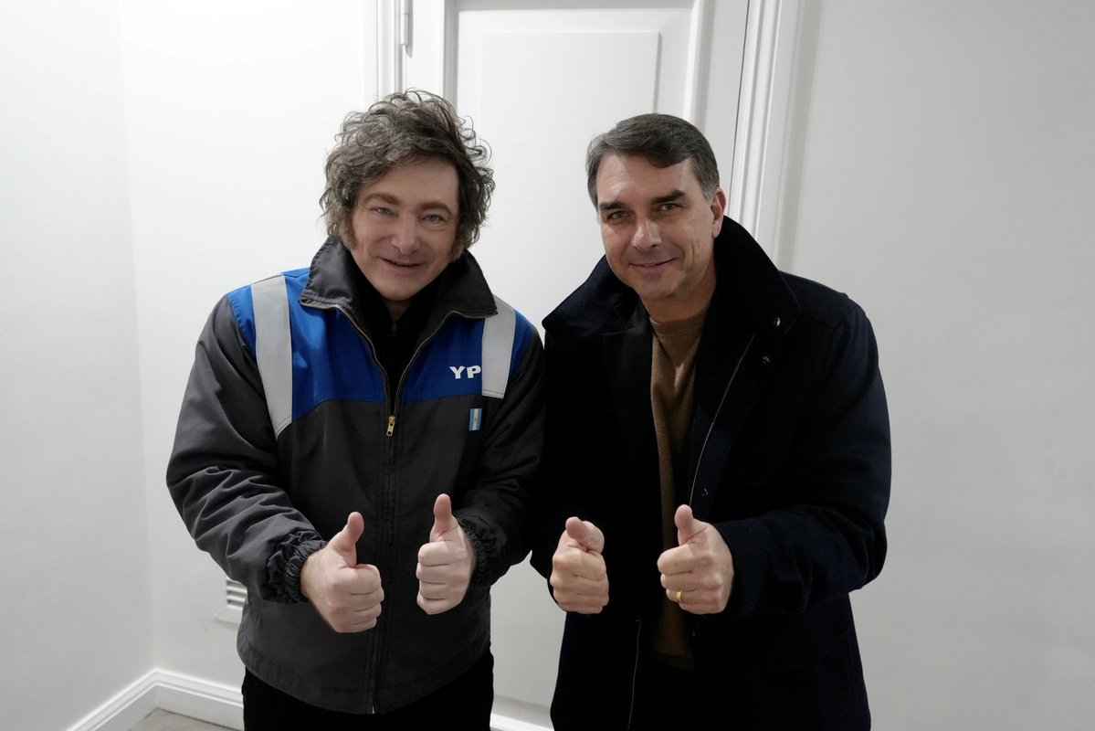 Javier Milei (à esq.) e Flávio Bolsonaro