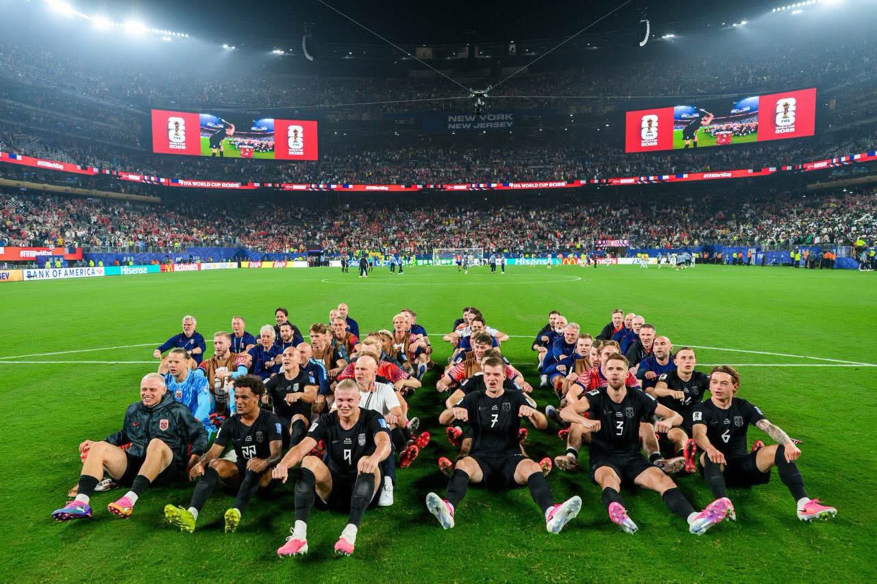 Seleção da noruega faz comemoração com fãs