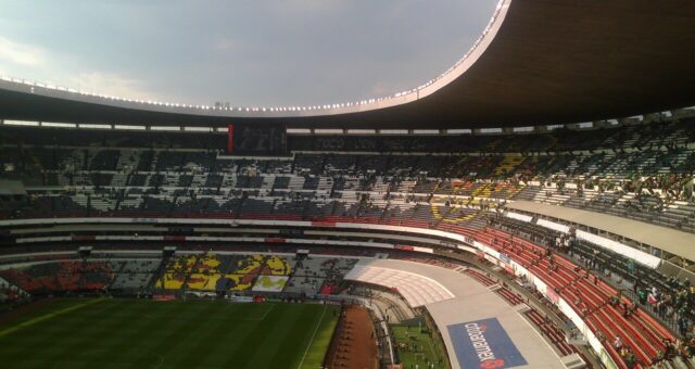 Foto do estádio Azteca, sede da abertura da Copa.