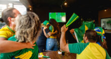 brasileiros assitindo o jogo no bar