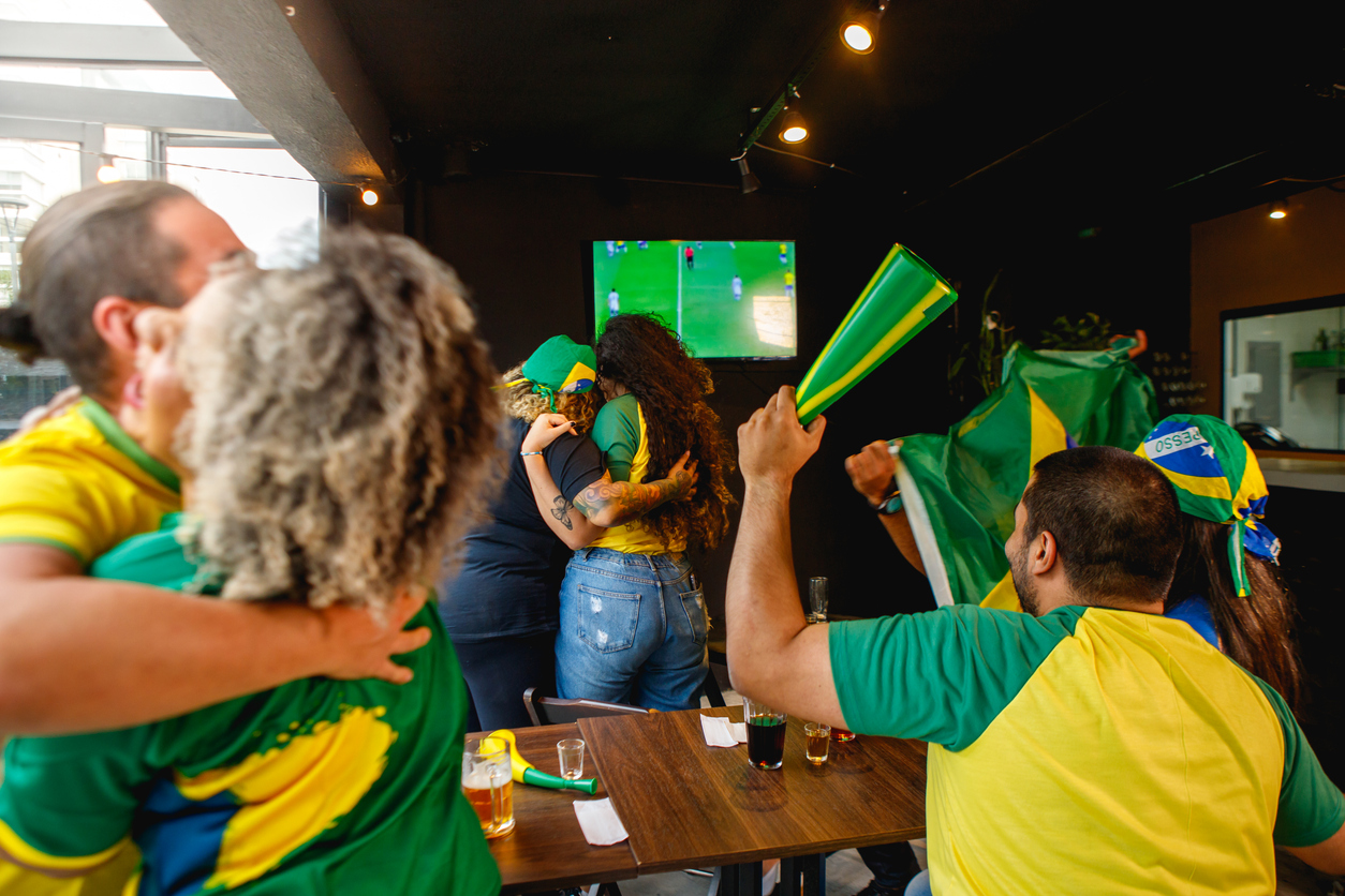 brasileiros assitindo o jogo no bar