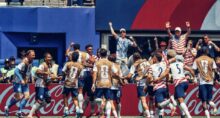 Seleção dos estados unidos coemorando classificação