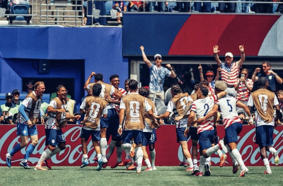 Seleção dos estados unidos coemorando classificação