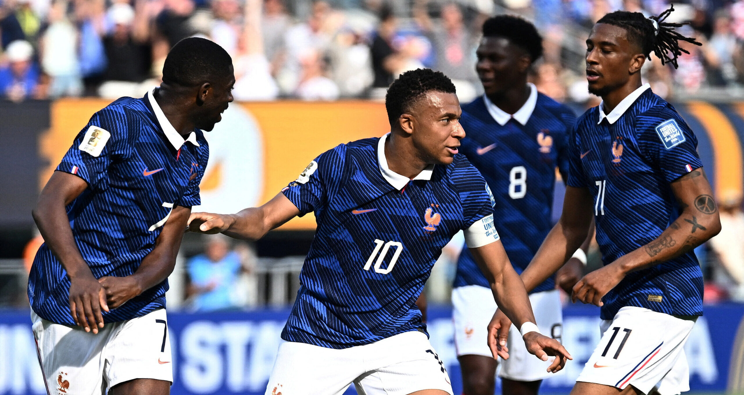 jogadores da frança em comemoração em campo