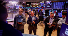 Traders operam no pregão da Bolsa de Valores de Nova York 6 de julho de 2026 REUTERS/Jeenah Moon