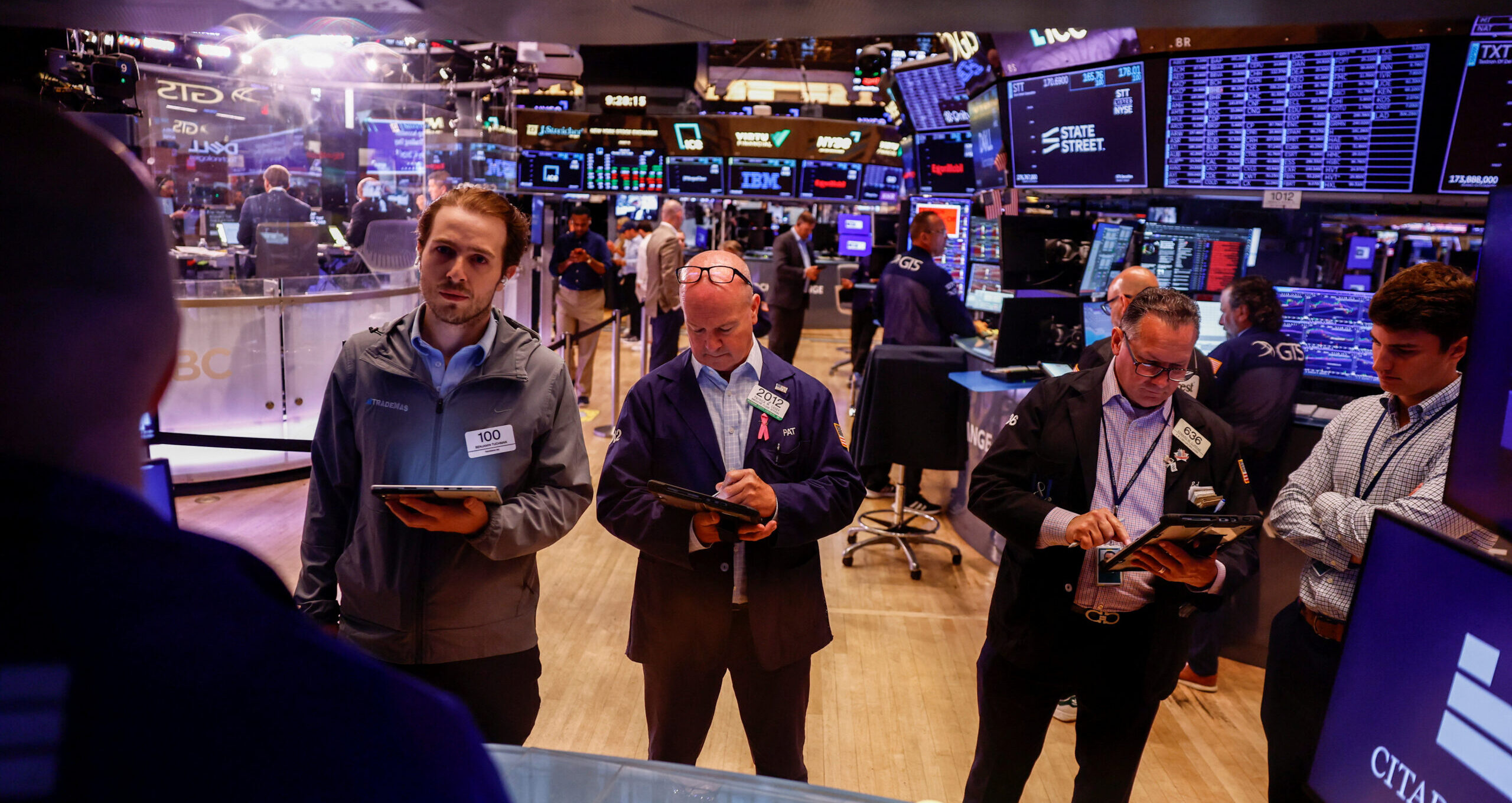Traders operam no pregão da Bolsa de Valores de Nova York 6 de julho de 2026 REUTERS/Jeenah Moon