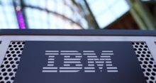 Logotipo da IBM em Paris, França 26 de novembro de 2025 REUTERS/Abdul Saboor