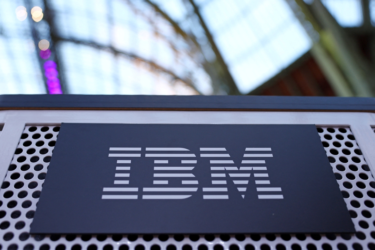 Logotipo da IBM em Paris, França 26 de novembro de 2025 REUTERS/Abdul Saboor