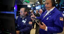 Traders trabalham no pregão da NYSE, em Nova York 15 de julho de 2026 REUTERS/Brendan McDermid