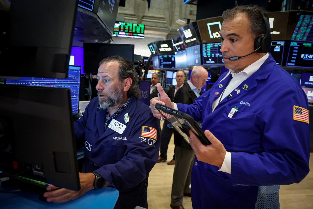 Wall Street sobe com chips em alta; olhos no Copom