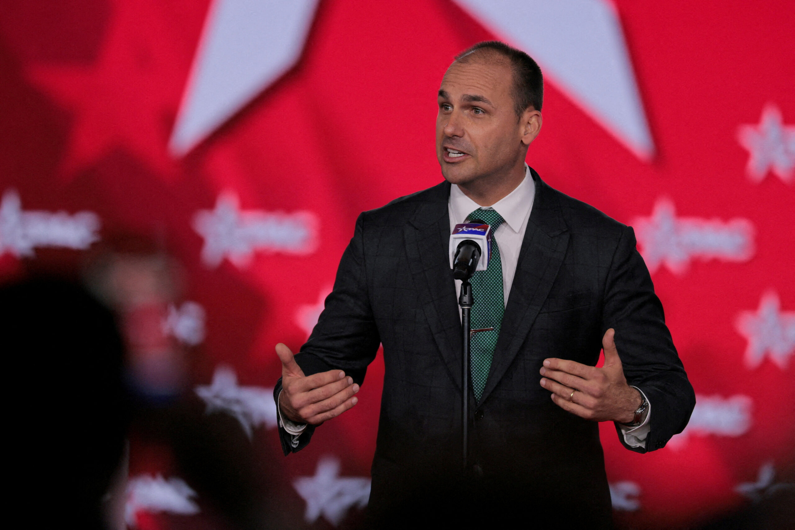 Eduardo Bolsonaro recebe green card nos EUA após condenação