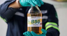 Frasco com biodiesel de palma a 50% durante um evento de testes do B50 em Lembang, na província de Java Ocidental, na Indonésia