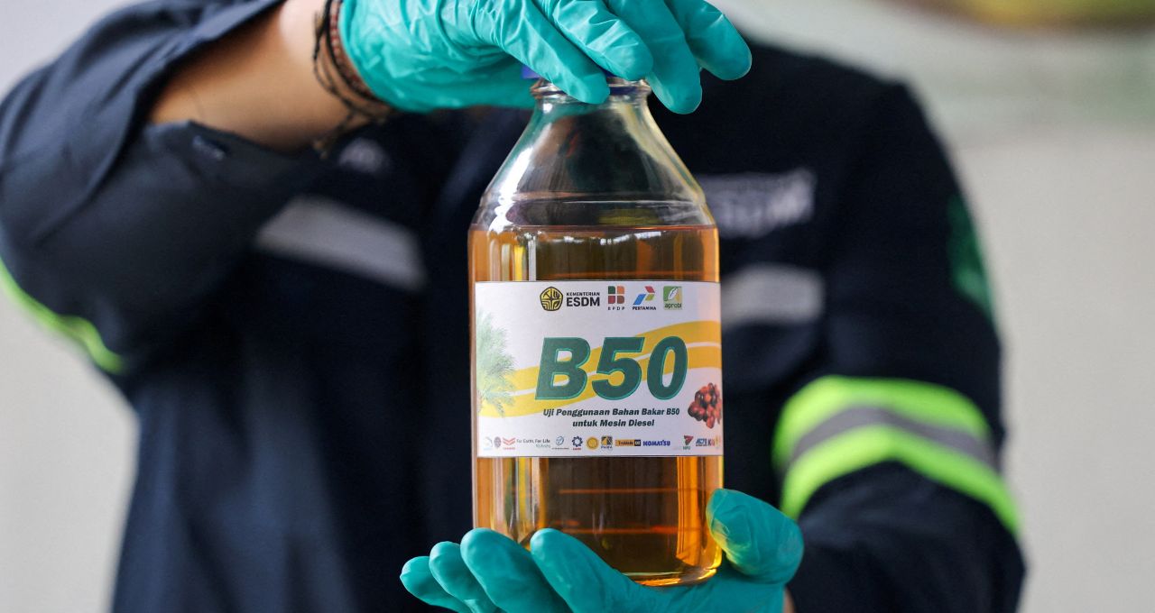 Frasco com biodiesel de palma a 50% durante um evento de testes do B50 em Lembang, na província de Java Ocidental, na Indonésia