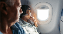 casal idosos passagem gratuita avião viajar ID da foto:2010189348