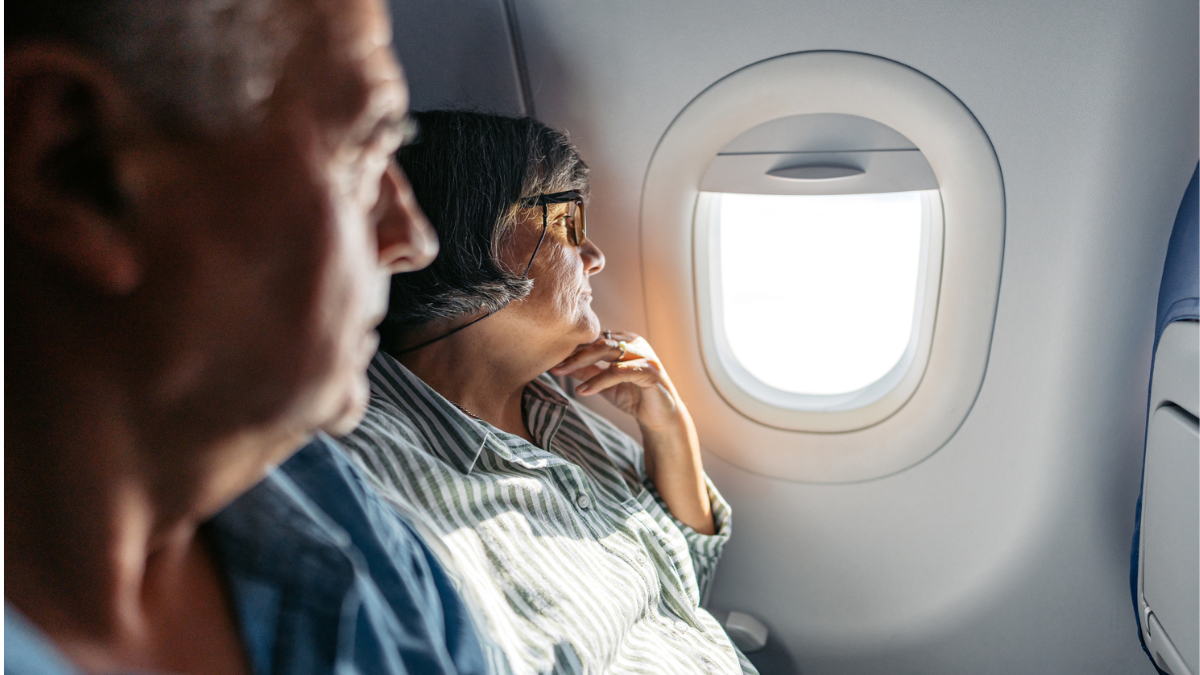 casal idosos passagem gratuita avião viajar ID da foto:2010189348