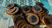 dinheiro, moeda, real, reais, cédula, cédulas, nota, notas, moeda brasileira, dinheiro brasileiro, inflação, inflação alta, deflação, economia, economia brasileira, mercado, mercado financeiro, finanças, finanças pessoais, orçamento, orçamento doméstico, renda, renda familiar, salário, salário mínimo, remuneração, vencimento, pagamento, poder de compra, custo de vida, custo dos alimentos, aumento de preços, alta dos preços, carestia, desvalorização, valorização, perda do poder de compra, crise econômica, recessão, crescimento econômico, consumo, consumidor, compras, supermercado, cesta básica, despesas, gastos, contas, contas a pagar, boletos, dívida, dívidas, endividamento, inadimplência, poupança, economia doméstica, investimento, investimentos, aplicações financeiras, juros, taxa de juros, taxa Selic, Banco Central, crédito, empréstimo, financiamento, cartão de crédito, débito, PIX, transferência bancária, banco, instituição financeira, orçamento familiar, planejamento financeiro, reserva de emergência, patrimônio, riqueza, patrimônio líquido, capital, capital financeiro, lucro, prejuízo, receita, despesa, balanço financeiro, impostos, tributos, tributação, imposto de renda, arrecadação, arrecadação fiscal, carga tributária, imposto, taxa, tarifas, câmbio, dólar, euro, cotação, câmbio flutuante, desvalorização cambial, valorização cambial, moeda estrangeira, inflação acumulada, índice de preços, IPCA, INPC, IGP-M, poder aquisitivo, renda per capita, desenvolvimento econômico, estabilidade econômica, política monetária, política fiscal, oferta, demanda, produtividade, consumo consciente, educação financeira, planejamento financeiro, equilíbrio financeiro, independência financeira, riqueza, prosperidade, orçamento público, gastos públicos, contas públicas, déficit, superávit, tesouro nacional, moeda forte, moeda fraca, liquidez, circulação de dinheiro