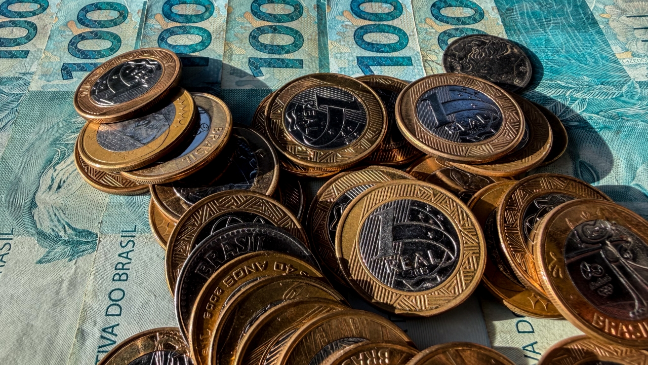 dinheiro, moeda, real, reais, cédula, cédulas, nota, notas, moeda brasileira, dinheiro brasileiro, inflação, inflação alta, deflação, economia, economia brasileira, mercado, mercado financeiro, finanças, finanças pessoais, orçamento, orçamento doméstico, renda, renda familiar, salário, salário mínimo, remuneração, vencimento, pagamento, poder de compra, custo de vida, custo dos alimentos, aumento de preços, alta dos preços, carestia, desvalorização, valorização, perda do poder de compra, crise econômica, recessão, crescimento econômico, consumo, consumidor, compras, supermercado, cesta básica, despesas, gastos, contas, contas a pagar, boletos, dívida, dívidas, endividamento, inadimplência, poupança, economia doméstica, investimento, investimentos, aplicações financeiras, juros, taxa de juros, taxa Selic, Banco Central, crédito, empréstimo, financiamento, cartão de crédito, débito, PIX, transferência bancária, banco, instituição financeira, orçamento familiar, planejamento financeiro, reserva de emergência, patrimônio, riqueza, patrimônio líquido, capital, capital financeiro, lucro, prejuízo, receita, despesa, balanço financeiro, impostos, tributos, tributação, imposto de renda, arrecadação, arrecadação fiscal, carga tributária, imposto, taxa, tarifas, câmbio, dólar, euro, cotação, câmbio flutuante, desvalorização cambial, valorização cambial, moeda estrangeira, inflação acumulada, índice de preços, IPCA, INPC, IGP-M, poder aquisitivo, renda per capita, desenvolvimento econômico, estabilidade econômica, política monetária, política fiscal, oferta, demanda, produtividade, consumo consciente, educação financeira, planejamento financeiro, equilíbrio financeiro, independência financeira, riqueza, prosperidade, orçamento público, gastos públicos, contas públicas, déficit, superávit, tesouro nacional, moeda forte, moeda fraca, liquidez, circulação de dinheiro