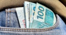 dinheiro, moeda, real, reais, cédula, cédulas, nota, notas, moeda brasileira, dinheiro brasileiro, inflação, inflação alta, deflação, economia, economia brasileira, mercado, mercado financeiro, finanças, finanças pessoais, orçamento, orçamento doméstico, renda, renda familiar, salário, salário mínimo, remuneração, vencimento, pagamento, poder de compra, custo de vida, custo dos alimentos, aumento de preços, alta dos preços, carestia, desvalorização, valorização, perda do poder de compra, crise econômica, recessão, crescimento econômico, consumo, consumidor, compras, supermercado, cesta básica, despesas, gastos, contas, contas a pagar, boletos, dívida, dívidas, endividamento, inadimplência, poupança, economia doméstica, investimento, investimentos, aplicações financeiras, juros, taxa de juros, taxa Selic, Banco Central, crédito, empréstimo, financiamento, cartão de crédito, débito, PIX, transferência bancária, banco, instituição financeira, orçamento familiar, planejamento financeiro, reserva de emergência, patrimônio, riqueza, patrimônio líquido, capital, capital financeiro, lucro, prejuízo, receita, despesa, balanço financeiro, impostos, tributos, tributação, imposto de renda, arrecadação, arrecadação fiscal, carga tributária, imposto, taxa, tarifas, câmbio, dólar, euro, cotação, câmbio flutuante, desvalorização cambial, valorização cambial, moeda estrangeira, inflação acumulada, índice de preços, IPCA, INPC, IGP-M, poder aquisitivo, renda per capita, desenvolvimento econômico, estabilidade econômica, política monetária, política fiscal, oferta, demanda, produtividade, consumo consciente, educação financeira, planejamento financeiro, equilíbrio financeiro, independência financeira, riqueza, prosperidade, orçamento público, gastos públicos, contas públicas, déficit, superávit, tesouro nacional, moeda forte, moeda fraca, liquidez, circulação de dinheiro