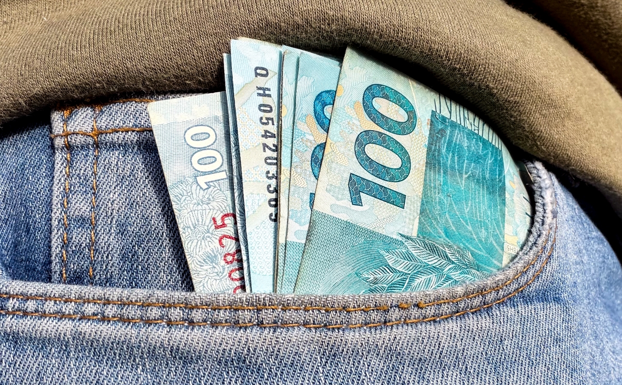 dinheiro, moeda, real, reais, cédula, cédulas, nota, notas, moeda brasileira, dinheiro brasileiro, inflação, inflação alta, deflação, economia, economia brasileira, mercado, mercado financeiro, finanças, finanças pessoais, orçamento, orçamento doméstico, renda, renda familiar, salário, salário mínimo, remuneração, vencimento, pagamento, poder de compra, custo de vida, custo dos alimentos, aumento de preços, alta dos preços, carestia, desvalorização, valorização, perda do poder de compra, crise econômica, recessão, crescimento econômico, consumo, consumidor, compras, supermercado, cesta básica, despesas, gastos, contas, contas a pagar, boletos, dívida, dívidas, endividamento, inadimplência, poupança, economia doméstica, investimento, investimentos, aplicações financeiras, juros, taxa de juros, taxa Selic, Banco Central, crédito, empréstimo, financiamento, cartão de crédito, débito, PIX, transferência bancária, banco, instituição financeira, orçamento familiar, planejamento financeiro, reserva de emergência, patrimônio, riqueza, patrimônio líquido, capital, capital financeiro, lucro, prejuízo, receita, despesa, balanço financeiro, impostos, tributos, tributação, imposto de renda, arrecadação, arrecadação fiscal, carga tributária, imposto, taxa, tarifas, câmbio, dólar, euro, cotação, câmbio flutuante, desvalorização cambial, valorização cambial, moeda estrangeira, inflação acumulada, índice de preços, IPCA, INPC, IGP-M, poder aquisitivo, renda per capita, desenvolvimento econômico, estabilidade econômica, política monetária, política fiscal, oferta, demanda, produtividade, consumo consciente, educação financeira, planejamento financeiro, equilíbrio financeiro, independência financeira, riqueza, prosperidade, orçamento público, gastos públicos, contas públicas, déficit, superávit, tesouro nacional, moeda forte, moeda fraca, liquidez, circulação de dinheiro