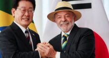 Lula e o presidente sul-coreano, Lee Jae Myung, se cumprimentam no Palácio do Alvorada 27 de julho de 2026