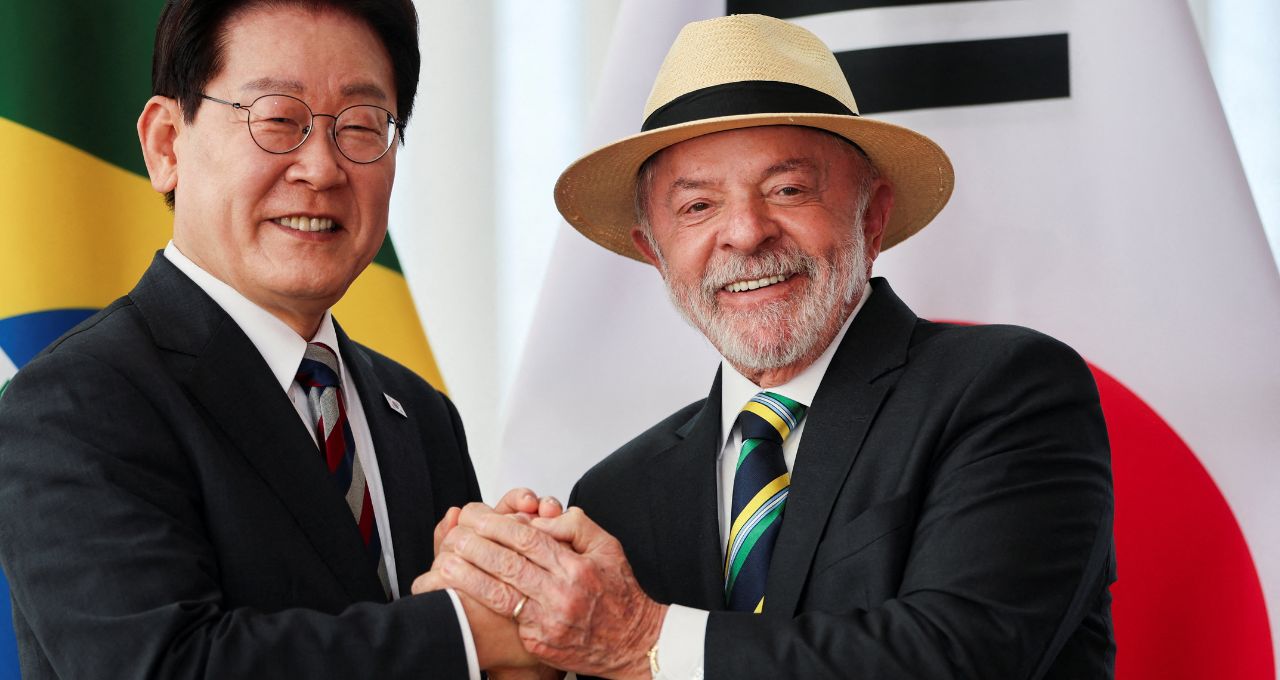 Lula e o presidente sul-coreano, Lee Jae Myung, se cumprimentam no Palácio do Alvorada 27 de julho de 2026