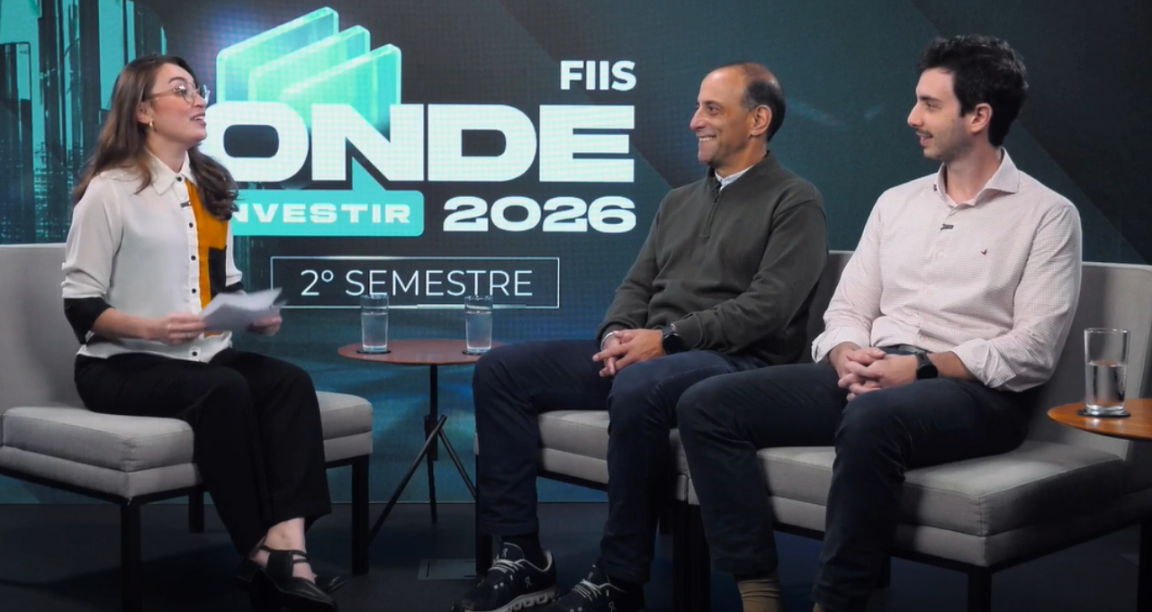 Da esquerda à direita: Monique Lima, repórter do Seu Dinheiro; Rodrigo Abbud, gestor do Pátria Investimentos; Caio de Araujo, analista da Empiricus (Imagem: reprodução)