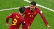 jogadores da espanha comemoram em campo