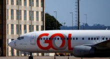 Avião da companhia aérea Gol estacionado em aeroporto durante operações em solo.