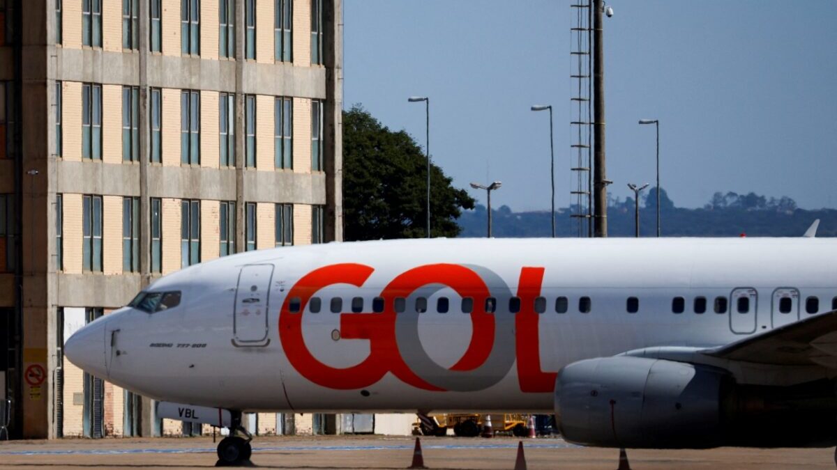 Avião da companhia aérea Gol estacionado em aeroporto durante operações em solo.