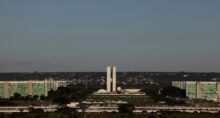 Esplanada dos Ministérios com o Congresso Nacional ao fundo, em Brasília