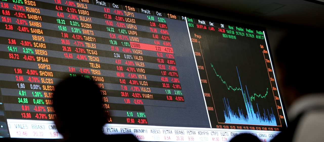 Ibovespa perde carona com Wall Street e fecha em baixa de olho em Vale (VALE3); dólar recua a R$ 5,07