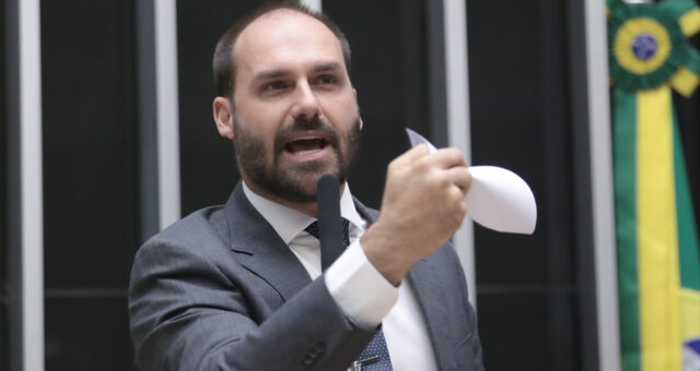 Ministério da Justiça demite Eduardo Bolsonaro por abandono de cargo na Polícia Federal