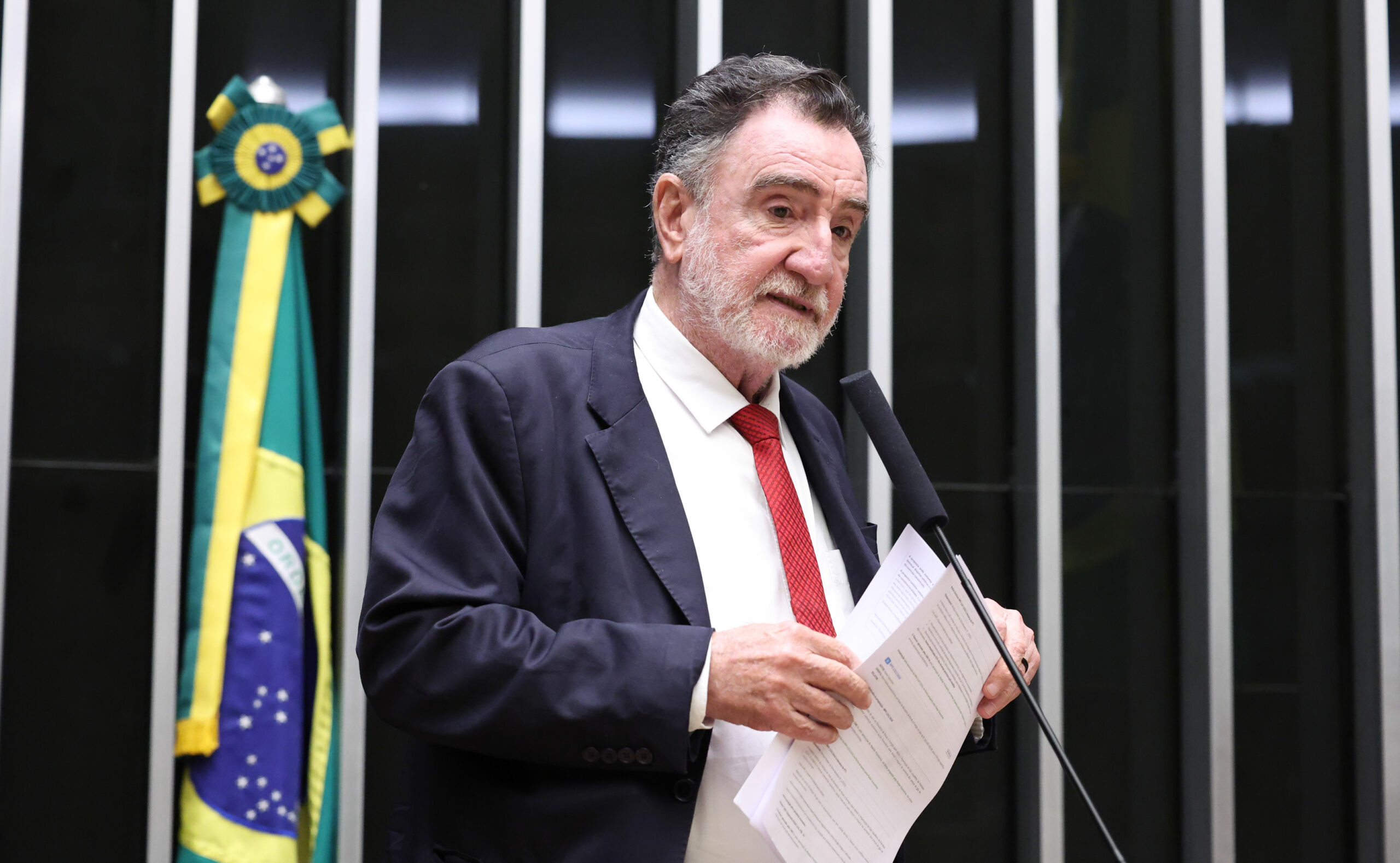 Patrus Ananias lança campanha em MG testando pacto PT-Lula