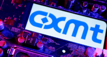 Logotipo da CXMT e uma placa-mãe de computador aparecem nesta ilustração tirada em 14 de abril de 2026 REUTERS/Dado Ruvic