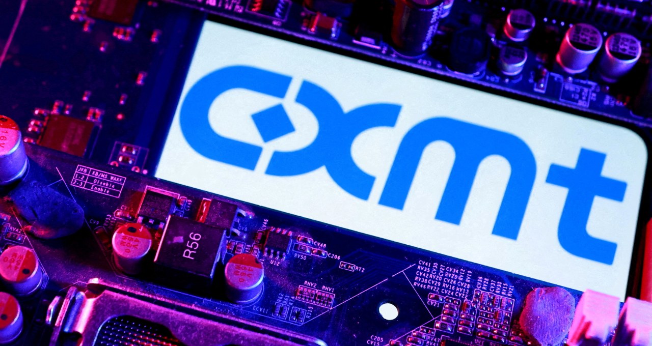 Logotipo da CXMT e uma placa-mãe de computador aparecem nesta ilustração tirada em 14 de abril de 2026 REUTERS/Dado Ruvic