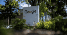 Logotipo do Google é visto em um centro de pesquisa da empresa em Mountain View, Califórnia, EUA, em 13 de maio de 2025 (Imagem: REUTERS / Carlos Barria)
