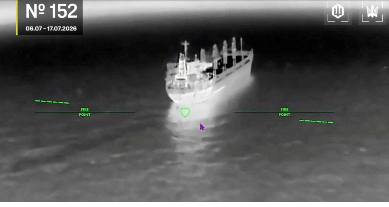 Drones da Ucrânia atingiram alvos em um local identificado como o Mar Negro 17 de julho de 2026