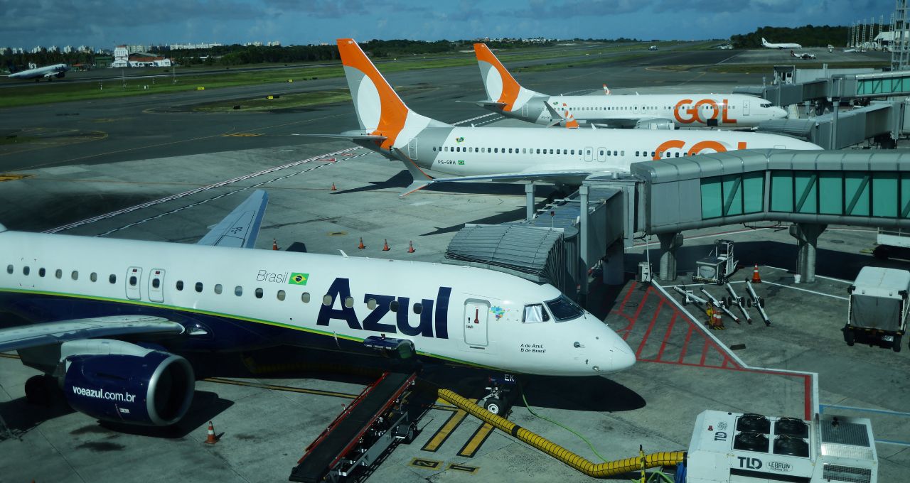 Aeronaves das companhias aéreas Gol e Azul são fotografadas no Aeroporto Internacional Luis Eduardo Magalhães, em Salvador 3 de fevereiro de 2025 SAF Energis8