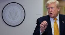 Presidente dos EUA, Donald Trump, fala com repórteres durante voo 8 de julho de 2026