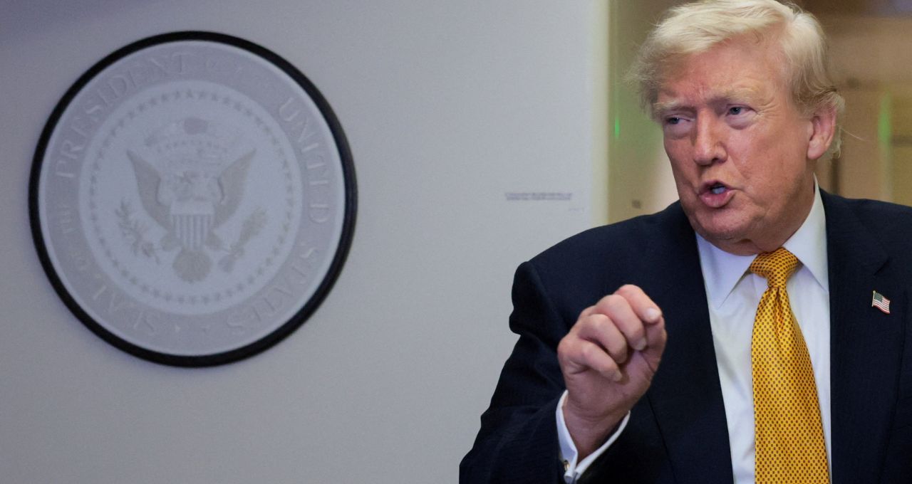 Presidente dos EUA, Donald Trump, fala com repórteres durante voo 8 de julho de 2026