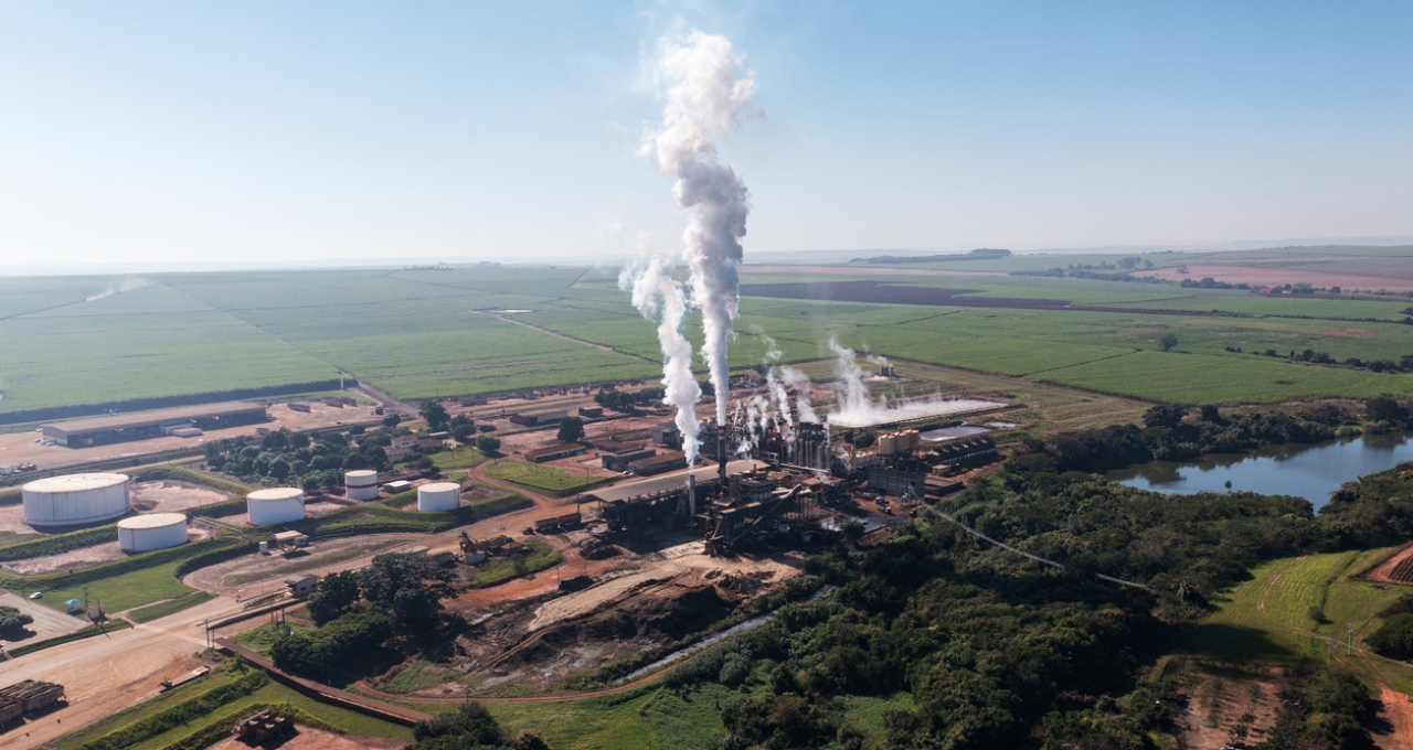 Vista aérea da usina de açúcar e álcool