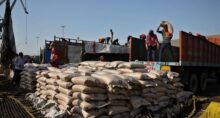 Sacos de açúcar em caminhões no Porto de Deendayal, em Kandla, no Estado de Gujarat