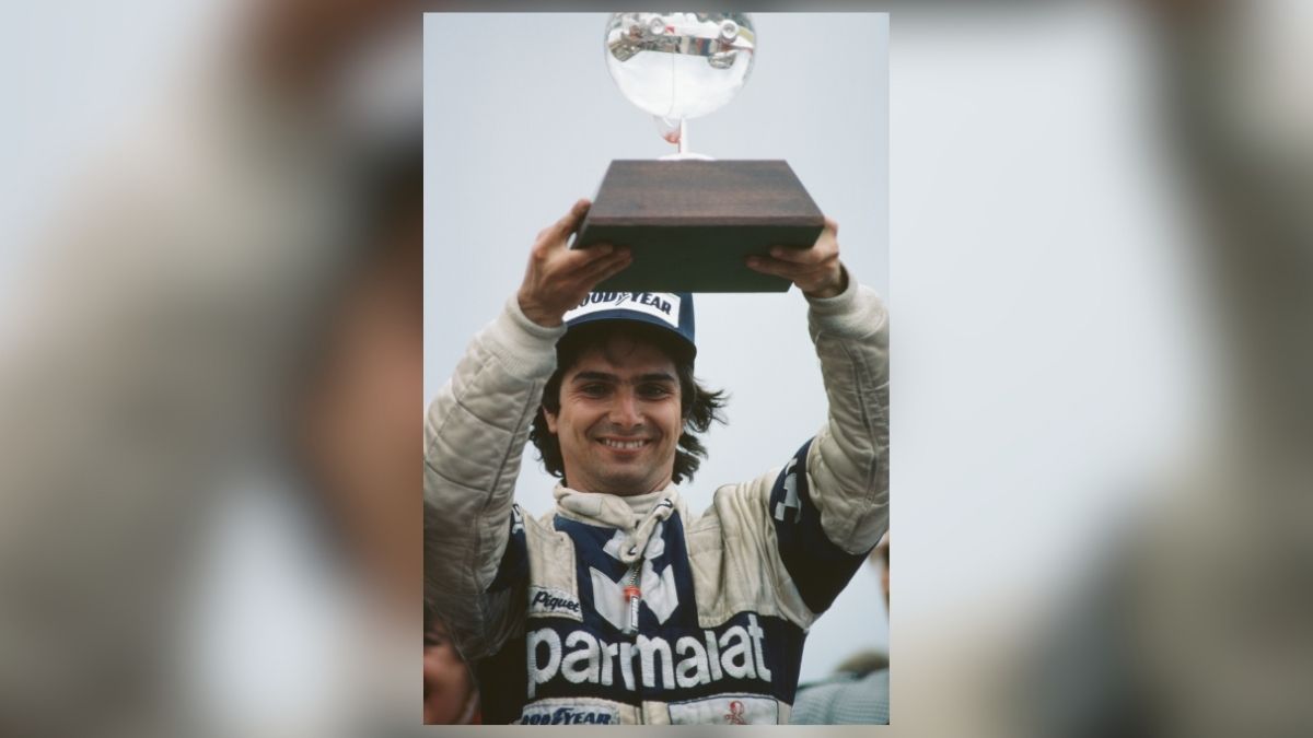 Nelson Piquet ergue troféu após vitória na Fórmula 1