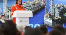 Executivos da Seatrium e da Petrobras participam da cerimônia de batismo das FPSOs P-80 e P-82 da Petrobras no estaleiro da Seatrium em Cingapura
