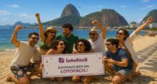 Apostadores comemoram prêmio da Lotofácil com o Pão de Açúcar ao fundo.