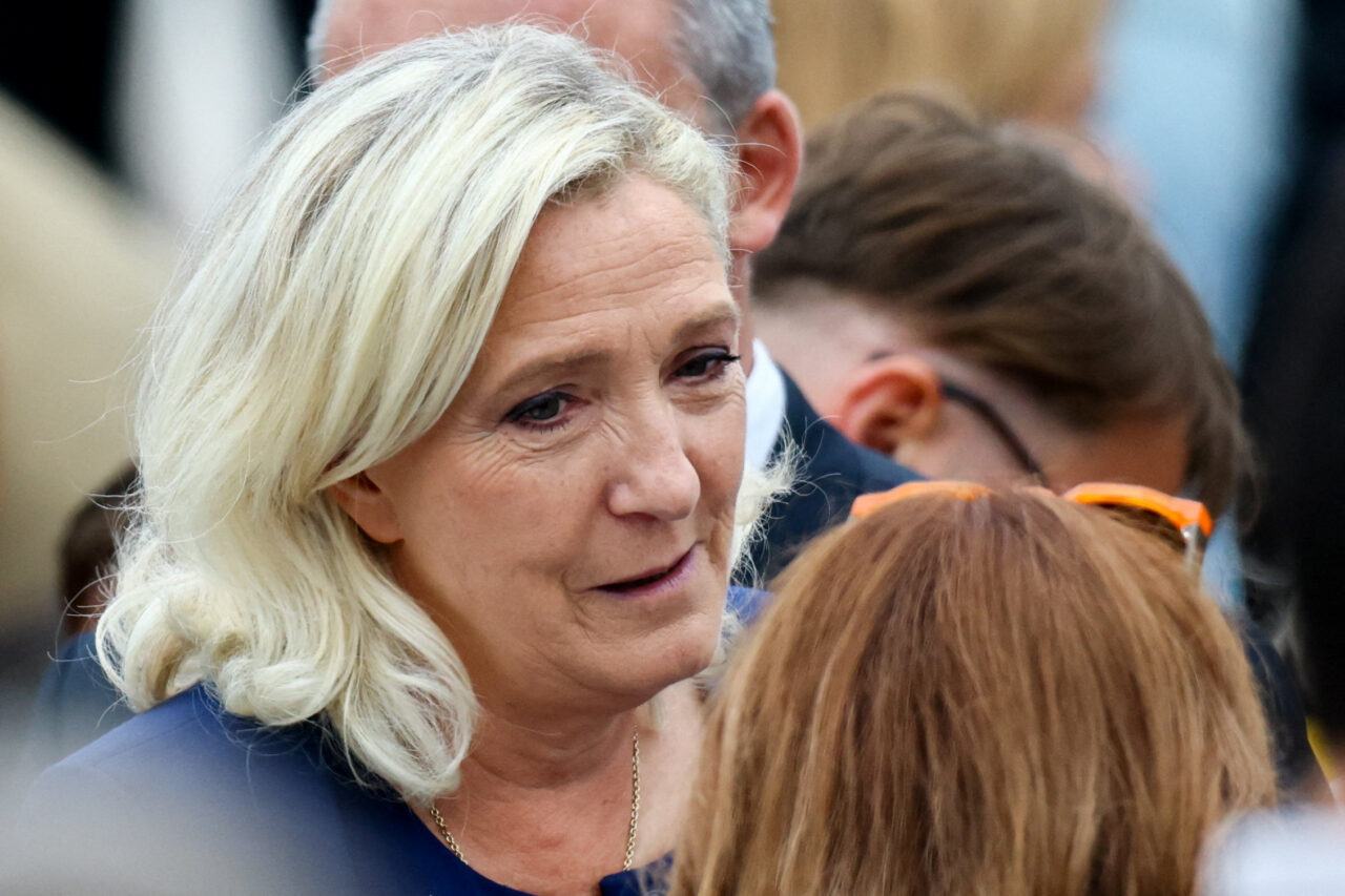Marine Le Pen lança candidatura à presidência da França em meio a onda de protestos