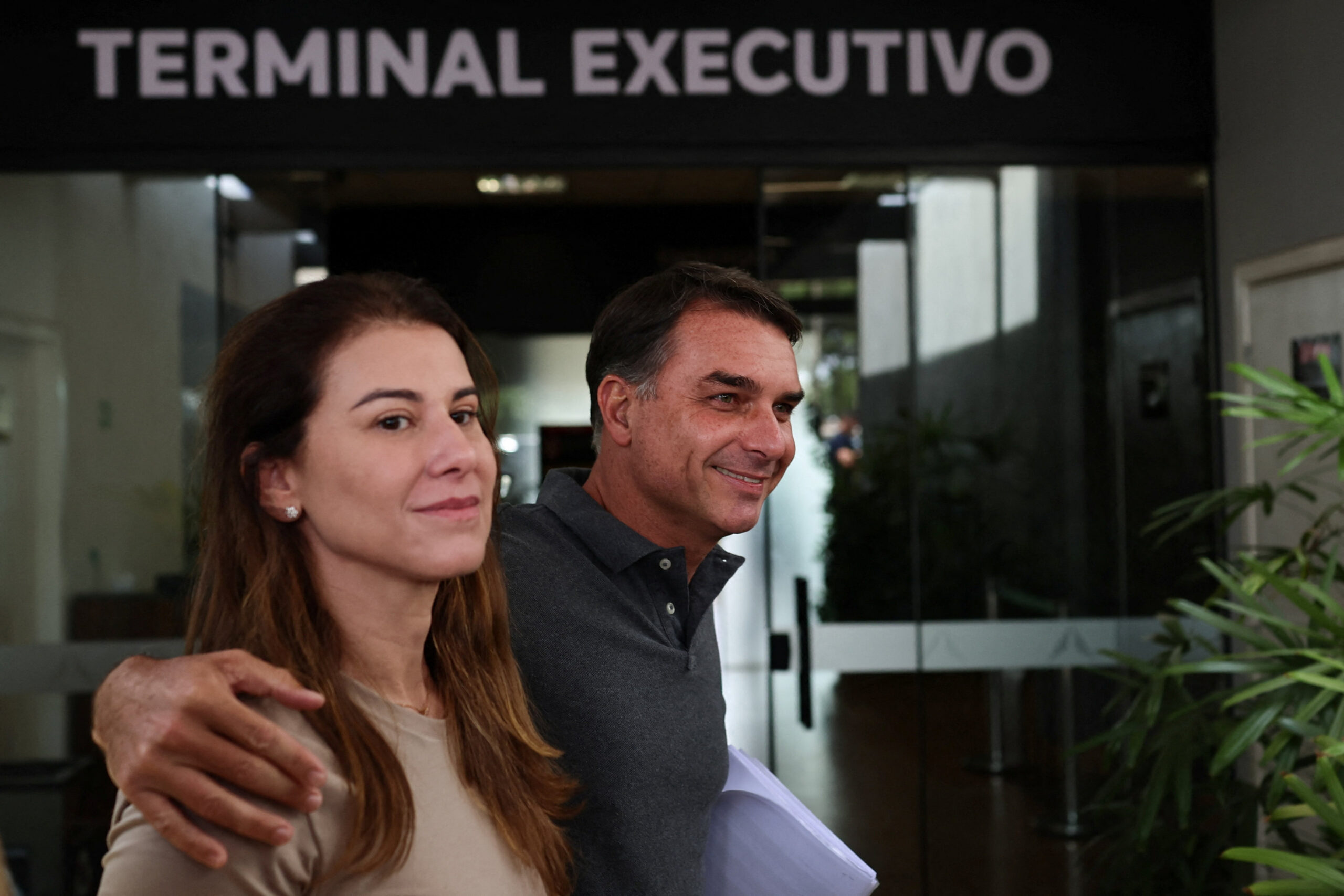 Flávio Bolsonaro segue para Miami; decisão de Trump pode ampliar ruptura entre Brasil e EUA