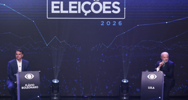 Candidatos à presidência do Brasil, Flávio Bolsonaro e Luiz Inácio Lula da Silva, participam de um debate presidencial, antes do segundo turno das eleições presidenciais, em São Paulo, Brasil, em 18 de outubro de 2026 REUTERS/Jean Carniel
