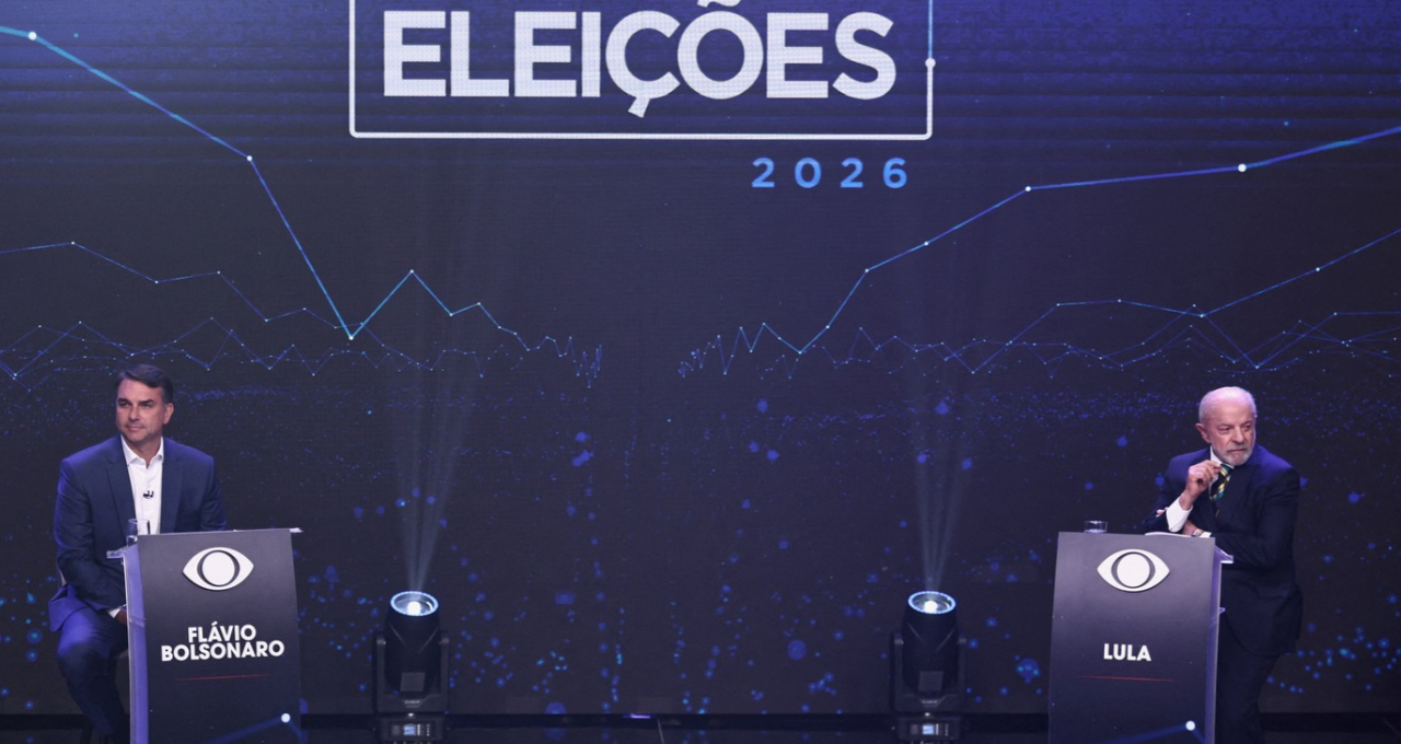 Candidatos à presidência do Brasil, Flávio Bolsonaro e Luiz Inácio Lula da Silva, participam de um debate presidencial, antes do segundo turno das eleições presidenciais, em São Paulo, Brasil, em 18 de outubro de 2026 REUTERS/Jean Carniel
