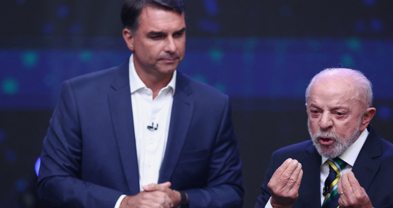 Candidatos à presidência do Brasil, Flávio Bolsonaro e Luiz Inácio Lula da Silva, participam de um debate presidencial, antes do segundo turno das eleições presidenciais, em São Paulo, Brasil, em 18 de outubro d